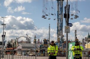 Agentes de la policía alemana en el recinto en torno a la Theresienwiese (Prado de Teresa), que acogeel Oktoberfest cada año. EFE/EPA/VIFOGRA