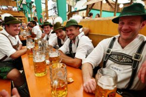 Asistentes a la Oktoberfest en una imagen reciente. EFE/EPA/ANNA SZILAGYI