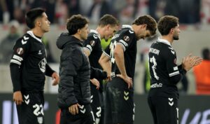 Los jugadores del Celta se lamentan tras la derrota en la primera jornada en Stuttgart, Alemania. en foto de archivo de RONALD WITTEK. EFE/EPA
