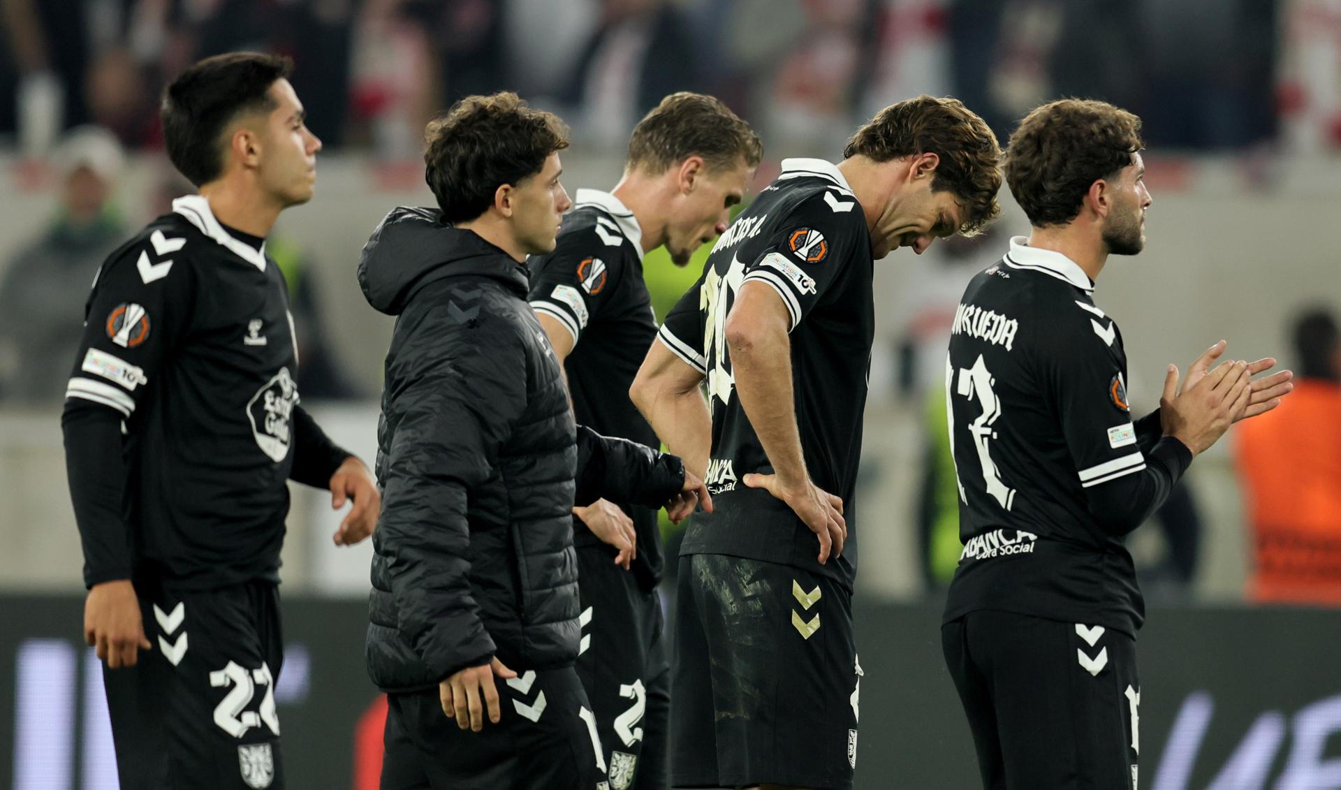 Los jugadores del Celta se lamentan tras la derrota en la primera jornada en Stuttgart, Alemania. en foto de archivo de RONALD WITTEK. EFE/EPA