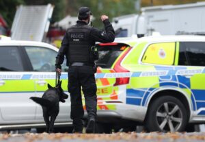 La Policía trabaja con perros en una zona acordonada en Manchester, Reino Unido. EFE/ADAM VAUGHAN