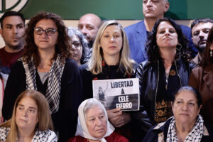 La candidata a la Cámara de Diputados de Argentina Myriam Bregman (c) sostiene un cartel durante una rueda de prensa este 6 de octubre de 2025, en Buenos Aires (Argentina). EFE/ Juan Ignacio Roncoroni
