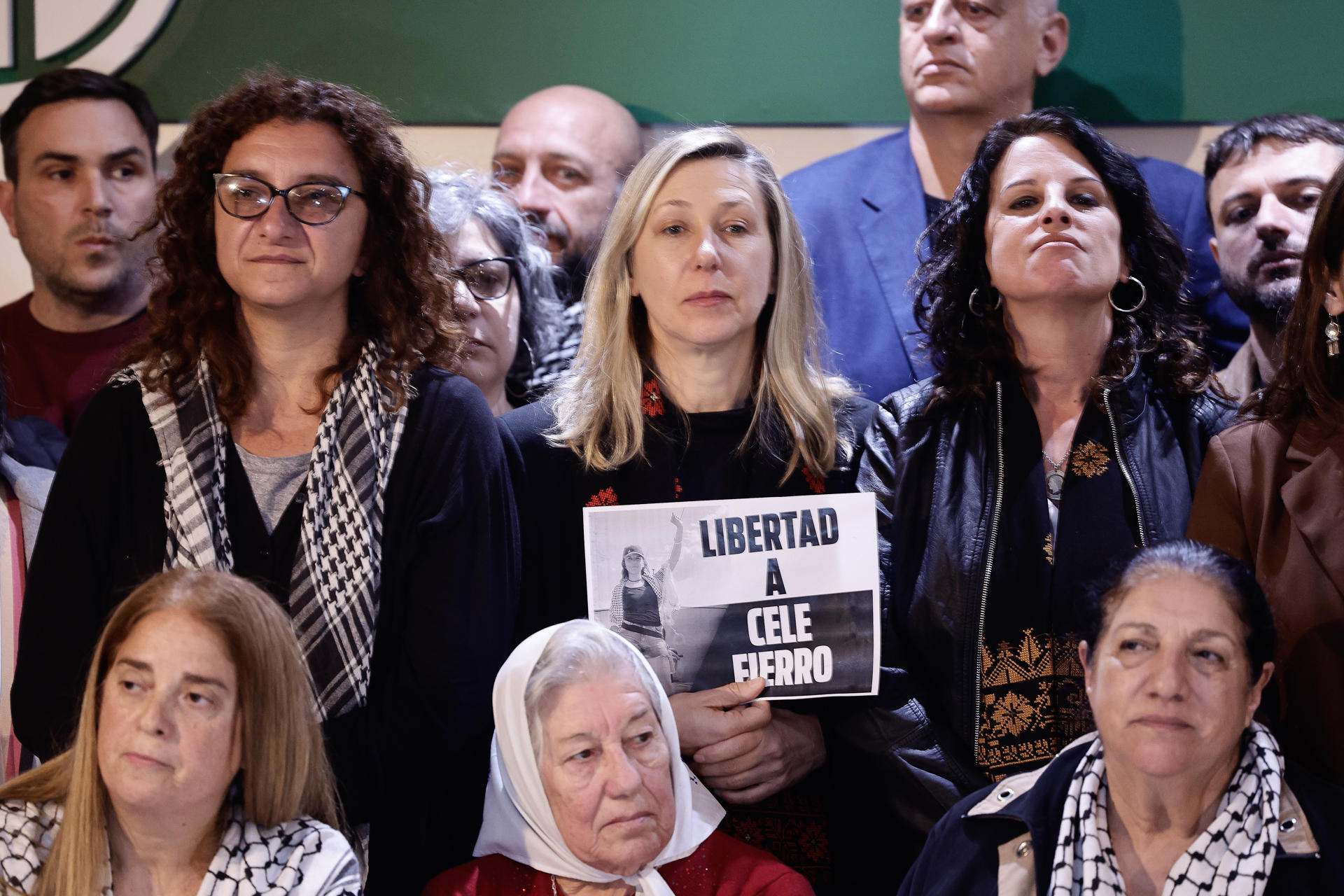 La candidata a la Cámara de Diputados de Argentina Myriam Bregman (c) sostiene un cartel durante una rueda de prensa este 6 de octubre de 2025, en Buenos Aires (Argentina). EFE/ Juan Ignacio Roncoroni