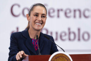 Fotografía cedida por la Presidencia de México de su mandataria, Claudia Sheinbaum, hablando durante su conferencia de prensa diaria este miércoles, en el Palacio Nacional de la Ciudad de México (México). EFE/ Presidencia de México /SOLO USO EDITORIAL/NO VENTAS/SOLO DISPONIBLE PARA ILUSTRAR LA NOTICIA QUE ACOMPAÑA (CRÉDITO OBLIGATORIO)