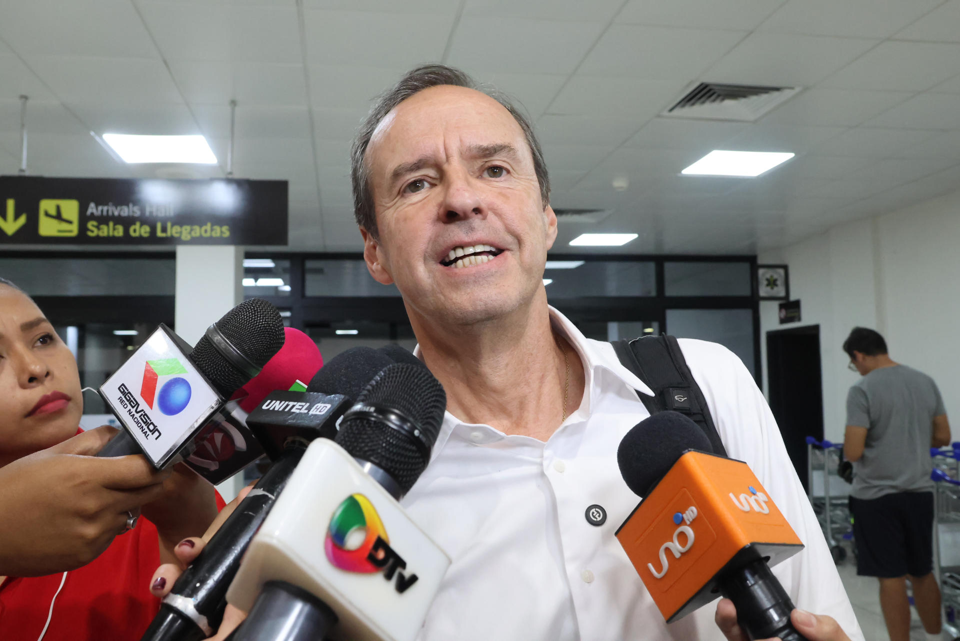 El expresidente de Bolivia y candidato a la reelección, Jorge Tuto Quiroga, al atender a la prensa, este martes, 30 de septiembre, en el aeropuerto de Viru Viru, en Santa Cruz (Bolivia). EFE/Juan Carlos Torrejón