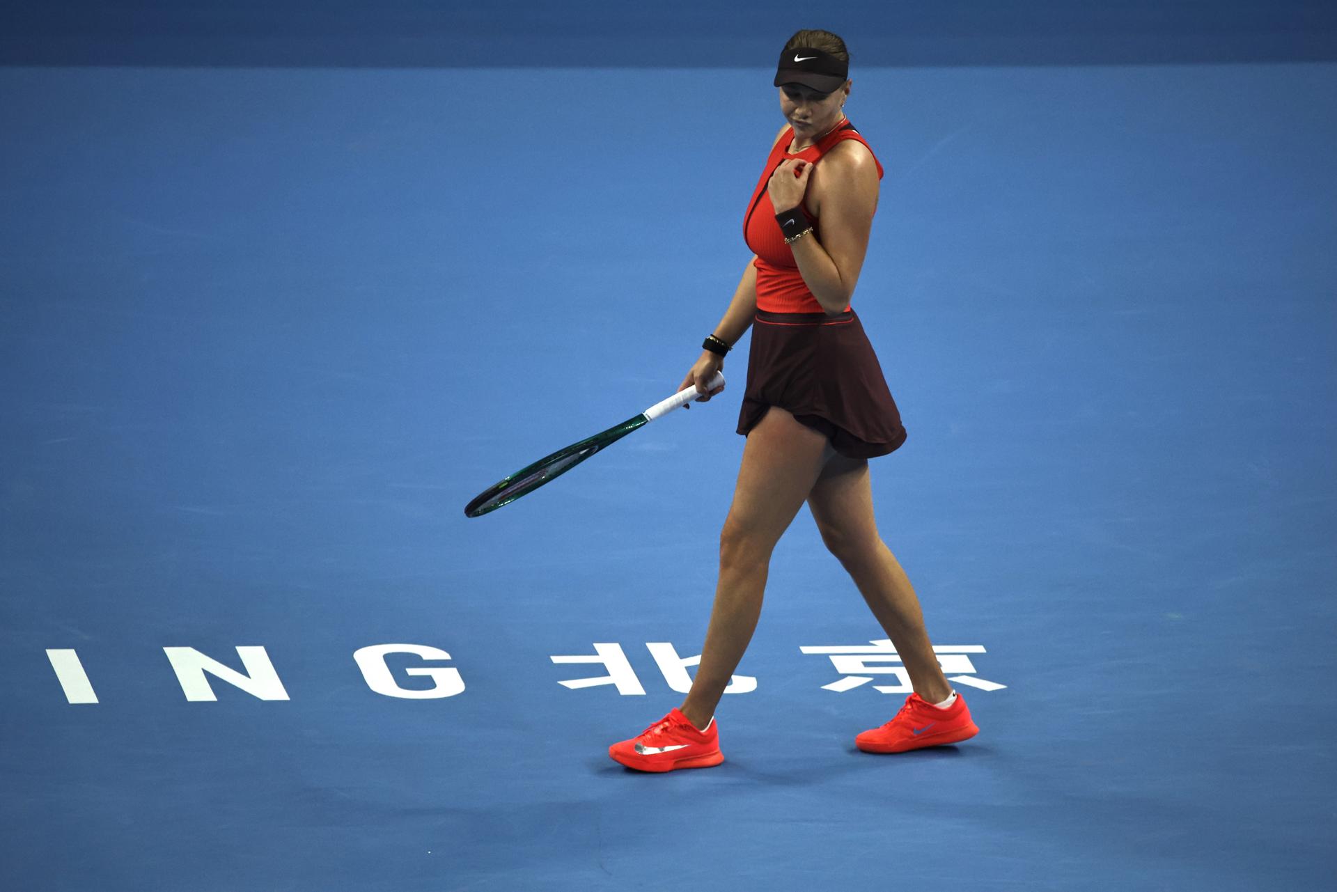 La estadounidense Amanda Anisimova en acción durante la final de individuales femeninos del Abierto de China contra la checa Linda Noskova. EFE/EPA/ANDRES MARTINEZ CASARES

