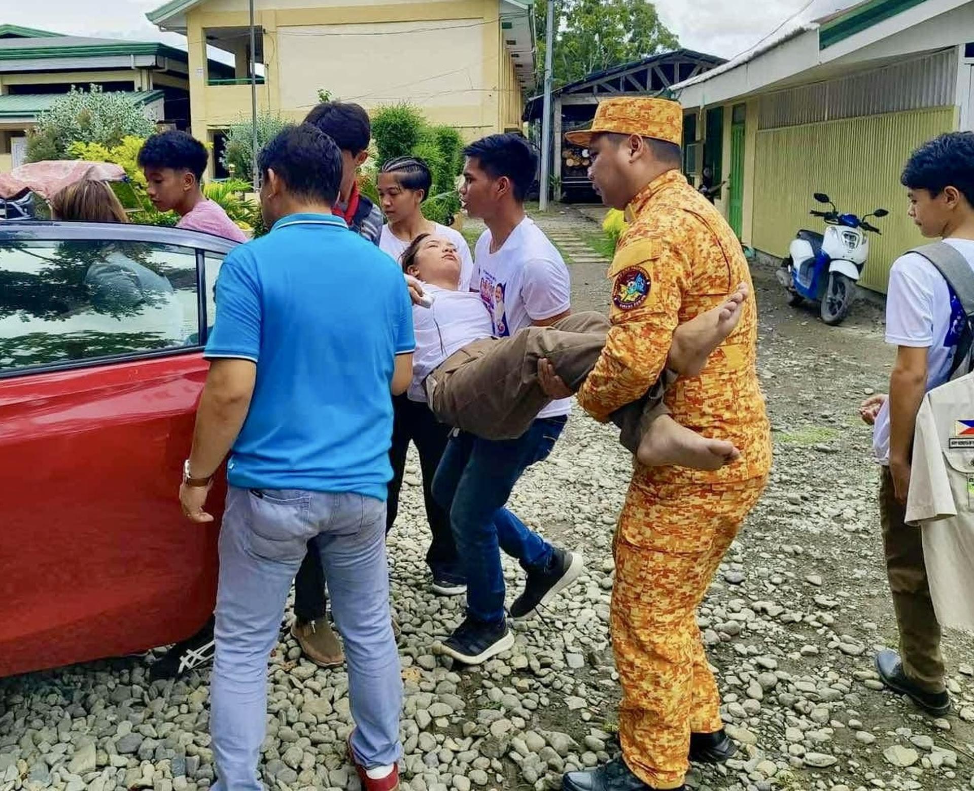 Los equipos de rescate transportan a una víctima del terremoto de magnitud 7,4 en el sureste de Filipinas.
EFE/EPA/BFP / HANDOUT HANDOUT EDITORIAL USE ONLY/NO SALES
