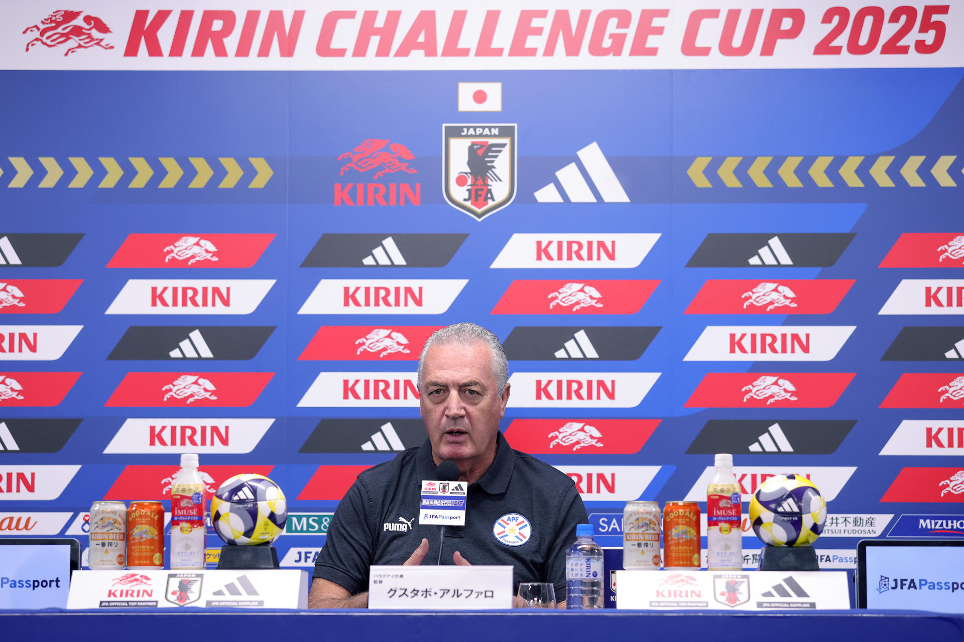 Fotografía cedida por la Asociación Paraguaya de Fútbol (AFP) del seleccionador de Paraguay, Gustavo Alfaro, durante una rueda de prensa este jueves en Osaka (Japón), en la que homenajeó al fallecido entrenador argentino Miguel Ángel Russo. EFE/Asociación Paraguaya de Fútbol