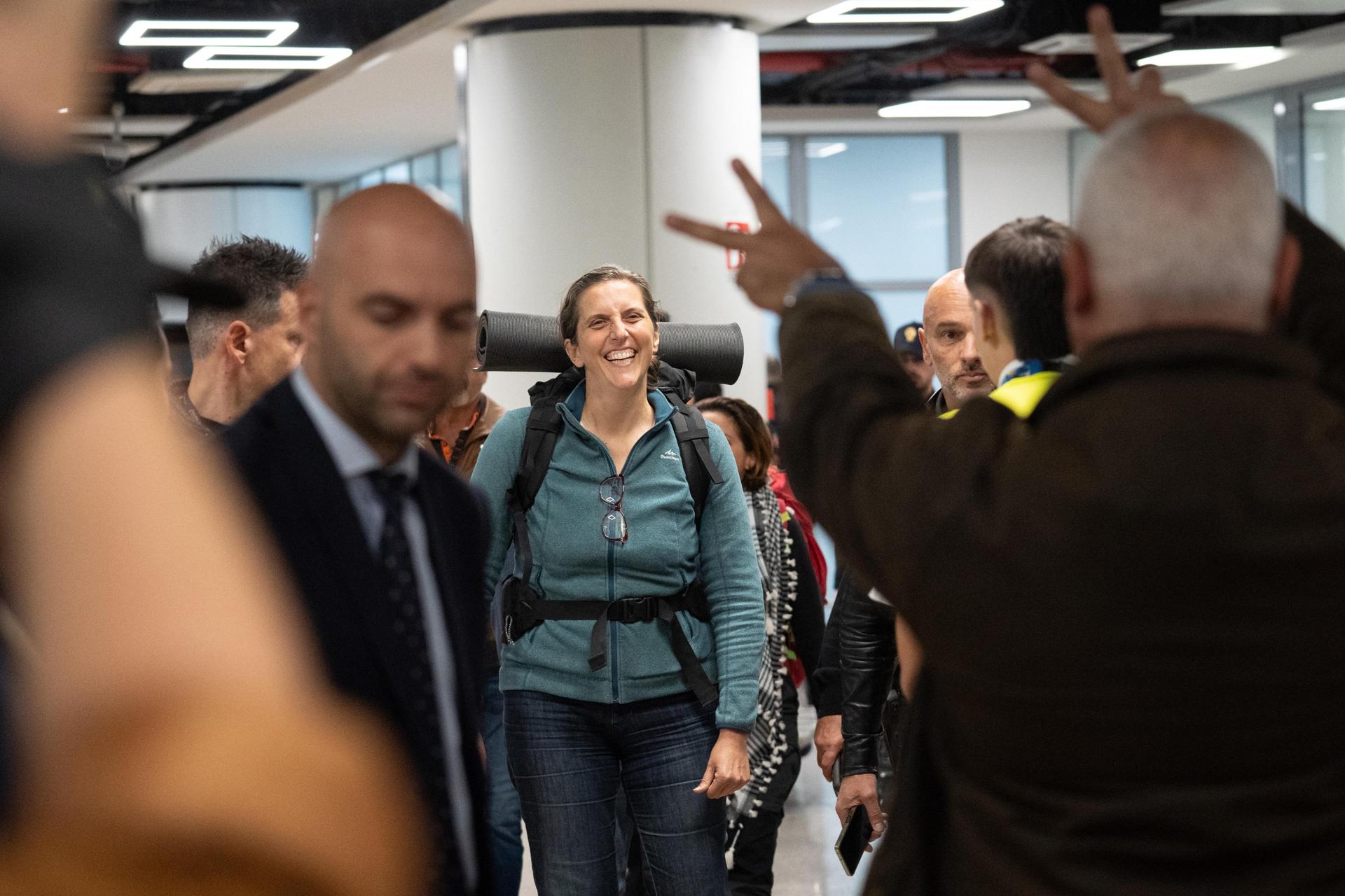 La MEP Annalisa Corrado (C) del Partido Demócrata es recibida por su familia a su llegada al aeropuerto de Fiumicino, junto con otros parlamentarios italianos que formaban parte de la Flotilla Global Sumud (GSF) y fueron liberados por las autoridades israelíes después de que interceptaran los buques de la GSF con destino a Gaza, en Fiumicino (Roma), Italia, 03 de octubre de 2025. La GSF es una iniciativa marítima internacional con representantes de más de 40 países que comenzó a navegar en agosto de 2025 con rumbo a la Franja de Gaza, con el objetivo de romper el bloqueo israelí y entregar ayuda humanitaria a Gaza. (Italia, Roma) EFE/EPA/TELENEWS
