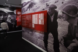 El Círculo de Bellas Artes de Madrid inaugura 'Robert Capa. ICONS', la mayor retrospectiva realizada en España dedicada al legendario fotógrafo, con imágenes icónicas y rara vez vistas. EFE/Sergio Pérez
