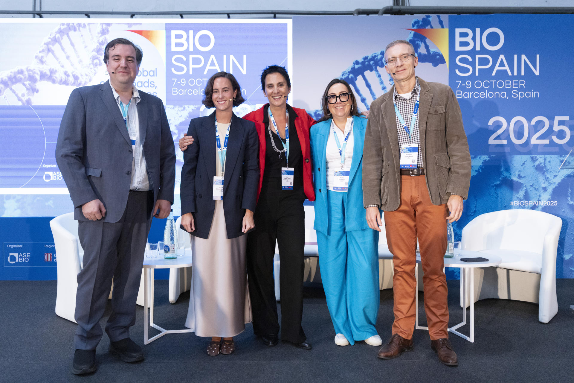 El coordinador de Sepsis Multidisciplinary Team Medicina Intensiva del Hospital Universitario Son Llàtzer, Marcio Borges (i); la partnership manager de Iberia OWKIN, Lucia Millán (2i); la directora de Relaciones Institucionales del Hospital Vall d'Hebron-Institut de Recerca, Laia Arnal (c); la responsable de Relaciones Institucionales y directora de la Fundación AstraZeneca, Pilar Pasaron (2d); y el group leader de VHIO España, Rodrigo Dienstmann (d); durante la mesa redonda "Implementing AI in healthcare – What’s holding us back?" en el encuentro internacional Biospain 2025, que reúne esta semana en Barcelona a empresas biotecnológicas, farmacéuticas y de tecnologías médicas. EFE/Marta Pérez
