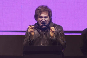 Fotografía de archivo, tomada el pasado 3 de septiembre, del presidente de Argentina, Javier Milei, durante un acto proselitista, en Moreno (Argentina). EFE/Juan Ignacio Roncoroni