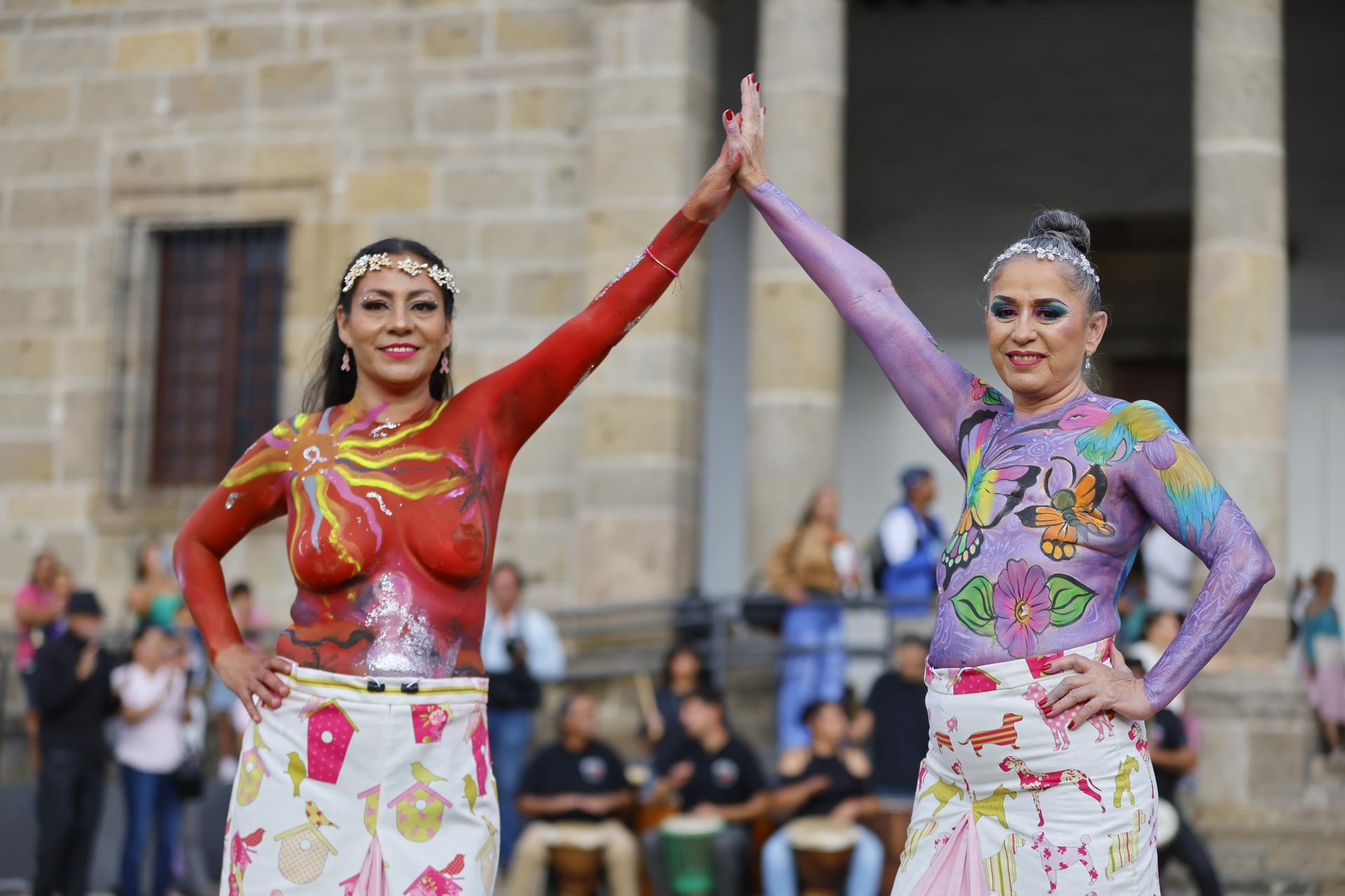Mujeres sobrevivientes de cáncer de mama desfilan este lunes, en el Museo Cabañas, en Guadalajara (México). EFE/ Francisco Guasco
