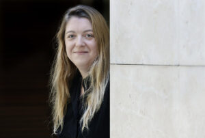 La filóloga e investigadora menorquina Natalia Castro Picón ha ganado la 53ª edición del Premio Anagrama de Ensayo, dotado con 10.000 euros, con la obra 'La fiesta del fin del mundo', en la que reflexiona sobre los períodos apocalípticos asociados a la última crisis económica y a la pandemia de covid y sus derivas. EFE/Andreu Dalmau