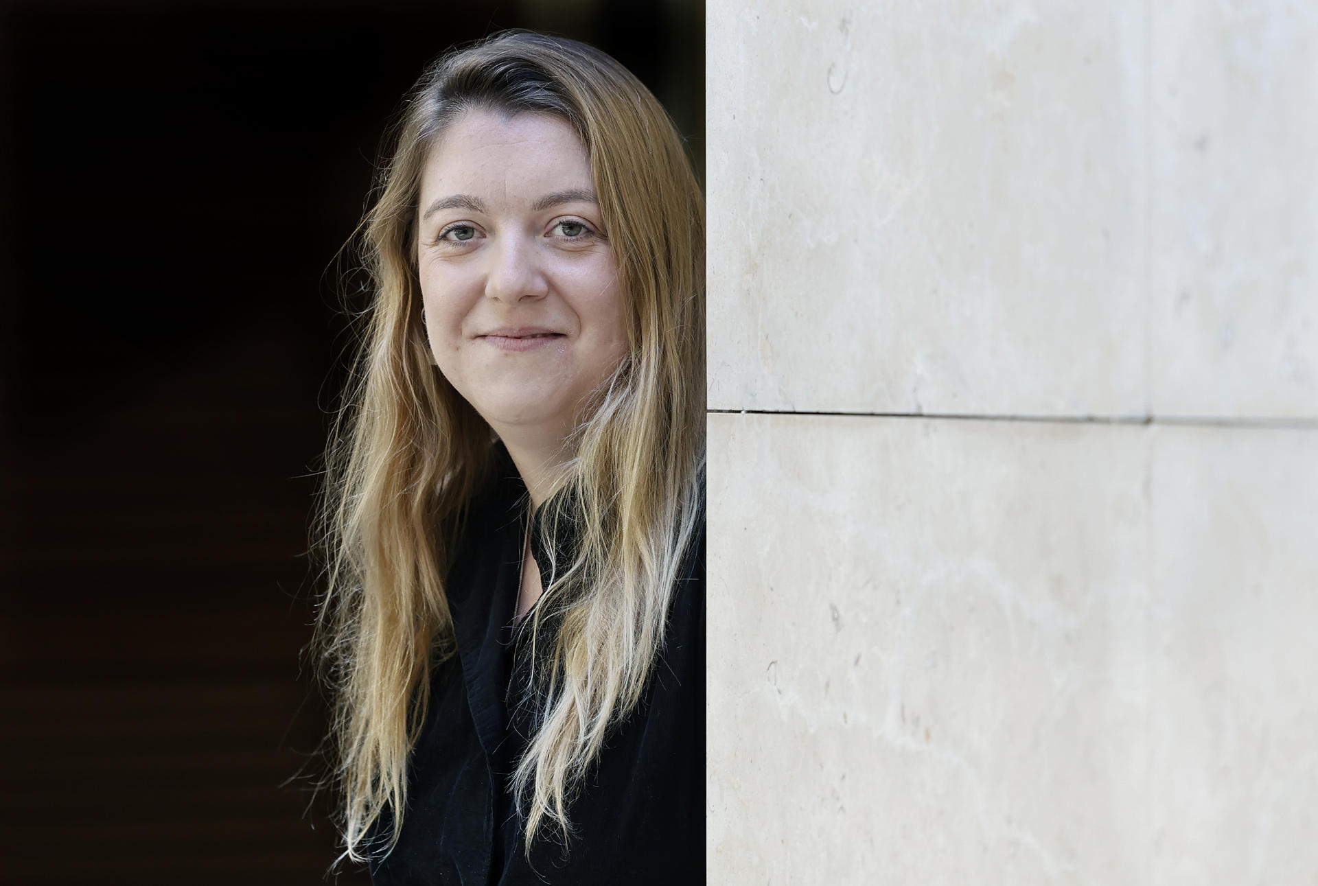 La filóloga e investigadora menorquina Natalia Castro Picón ha ganado la 53ª edición del Premio Anagrama de Ensayo, dotado con 10.000 euros, con la obra 'La fiesta del fin del mundo', en la que reflexiona sobre los períodos apocalípticos asociados a la última crisis económica y a la pandemia de covid y sus derivas. EFE/Andreu Dalmau