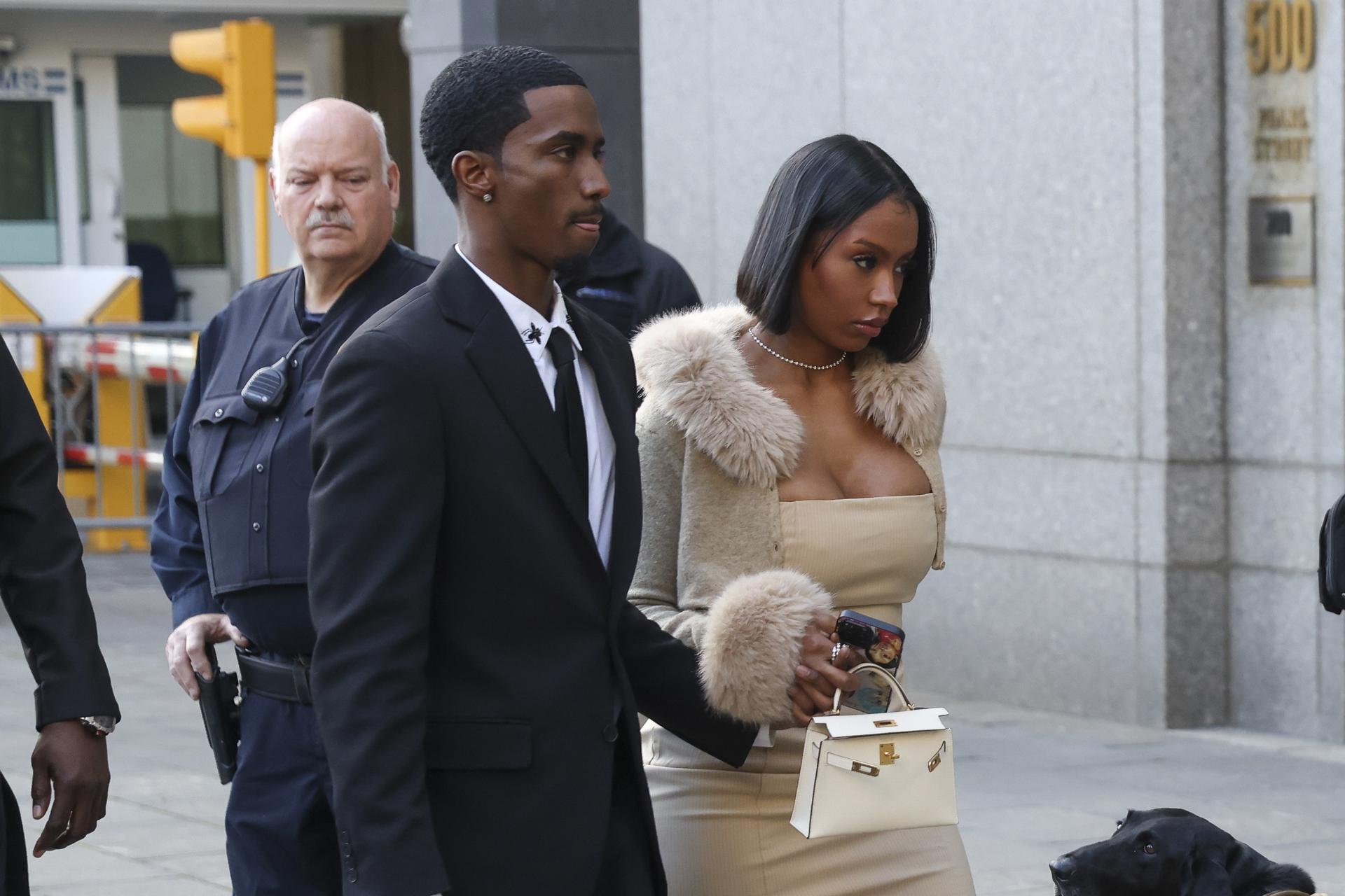 King Combs (L), hijo del rapero y ejecutivo discográfico estadounidense Sean 'Diddy' Combs, entra en la corte federal para la sentencia de su padre en Nueva York, EE.UU. EFE/SARAH YENESEL