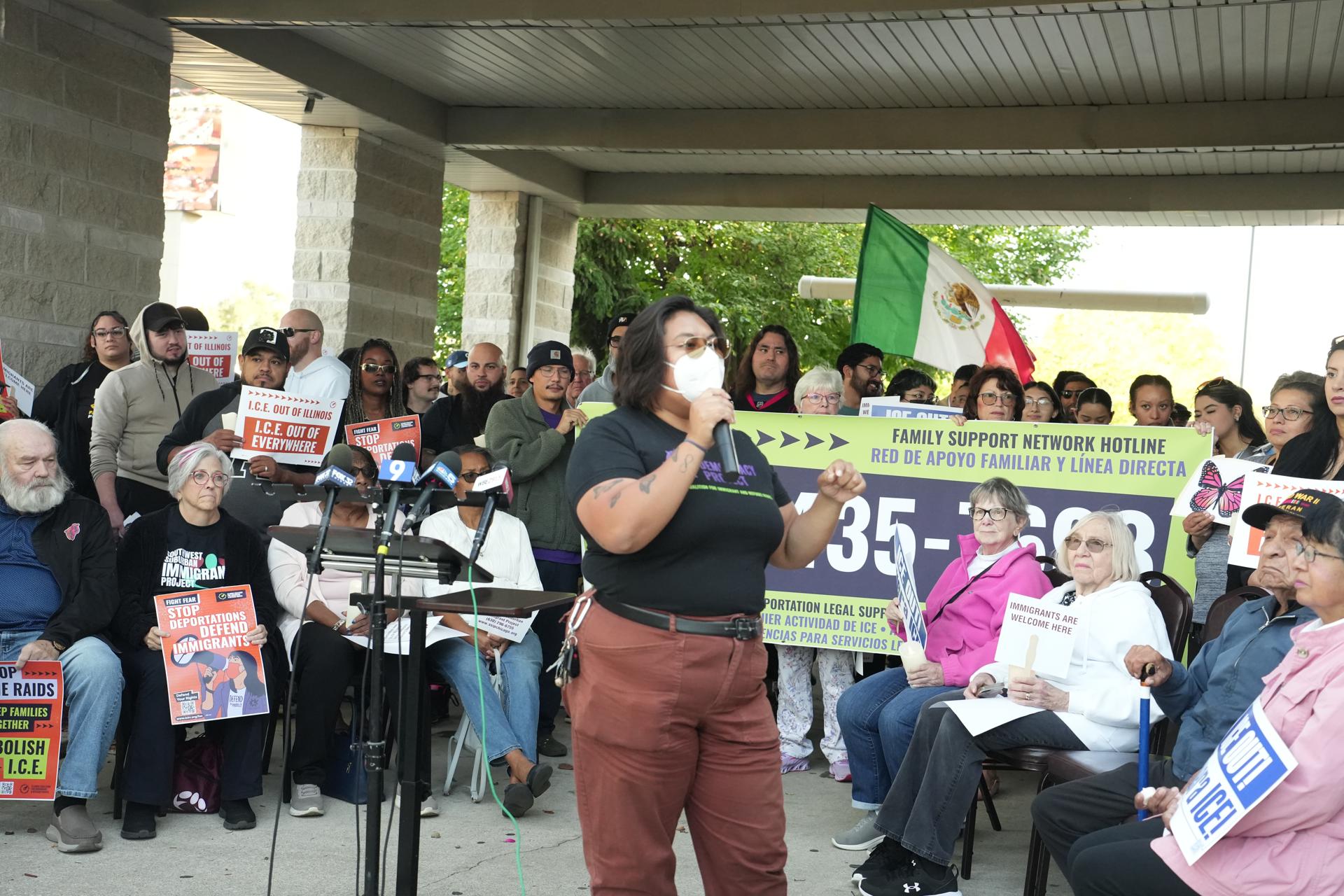 Una activista de la Red de Respuesta Rápida del Condado de Will. habla durante una rueda de prensa este 9 de octubre de 2025, en Joliet (EE.UU.). EFE/ Guillermo Azábal