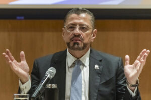 Fotografía de archivo del presidente de Costa Rica, Rodrigo Chaves, al comparecer ante una comisión de la Asamblea Legislativa, en San José (Costa Rica). EFE/Alexander Otarola
