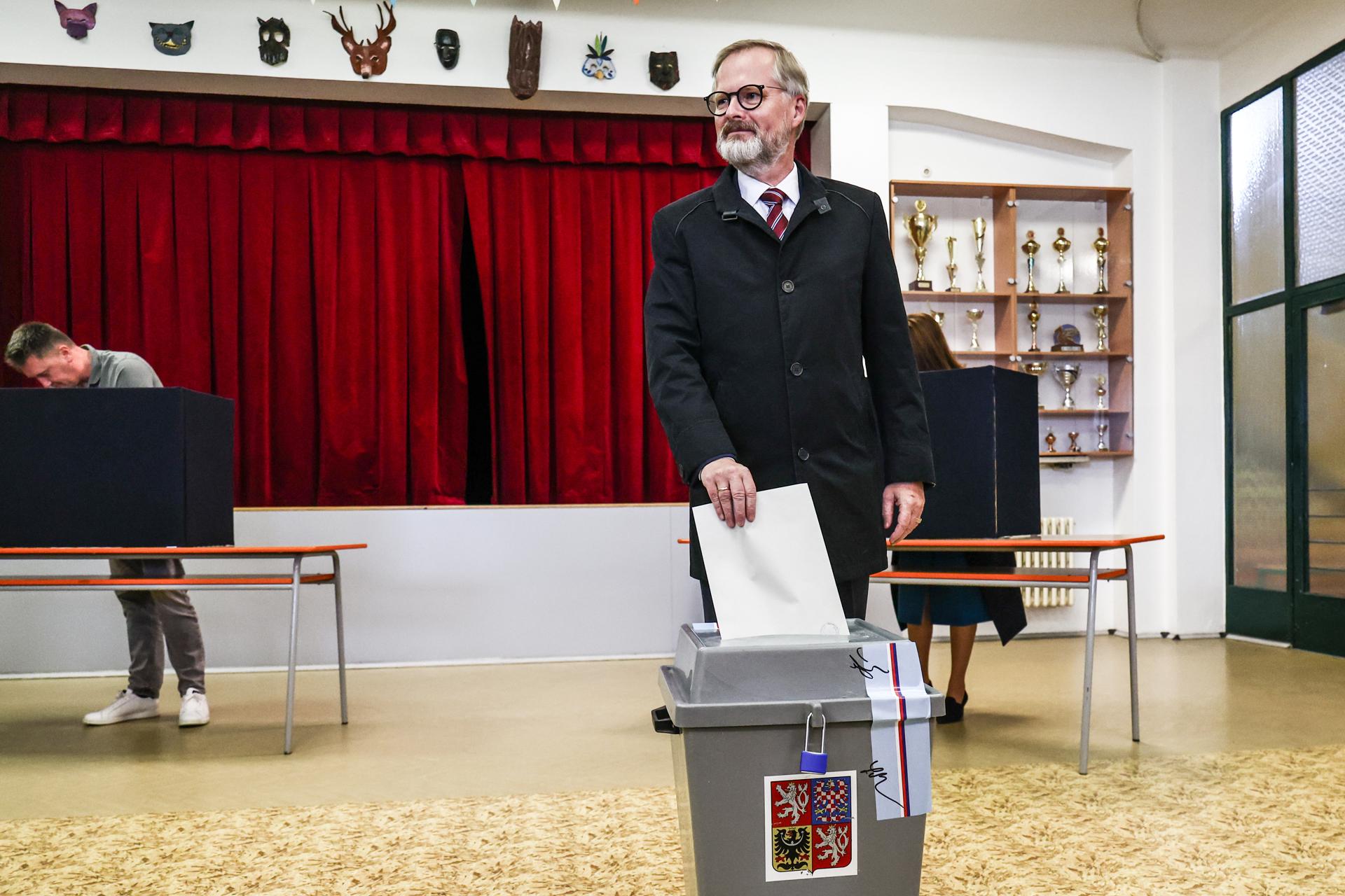 El primer ministro checo, Petr Fiala, presidente del partido ODS y líder electoral de la coalición Spolu (Juntos), al depositar su voto este viernes, 3 de octubre, durante las elecciones parlamentarias, en Brno (República Checa) EFE/Filip Singer
