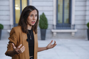 La diputada de Podemos Ione Belarra se dirige a medios de comunicación antes del comienzo de la sesión de control en el Congreso de los Diputados, este miércoles, en Madrid. El Gobierno vuelve a enfrentarse en el Congreso a una jornada difícil en la que quiere sacar adelante su decreto ley para el embargo de armas a Israel y la ley de Movilidad Sostenible, y en ambos casos ya solo depende de Podemos, que mantiene la incógnita sobre el sentido de su voto. EFE/ Chema Moya