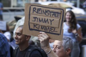 Las personas protestan fuera de una oficina de ABC en reacción a la suspensión del presentador de televisión estadounidense Jimmy Kimmel, en una fotografía del 18 de septiembre de 2025. EFE/SARAH YENESEL