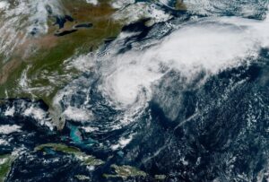 Fotografía satelital cedida por la Oficina Nacional de Administración Oceánica y Atmosférica de Estados Unidos (NOAA), a través del Centro Nacional de Huracanes (NHC), donde se muestra la localización del huracán Imelda frente a las costas estadounidenses este miércoles, en el Atlántico. EFE/ Noaa-nhc