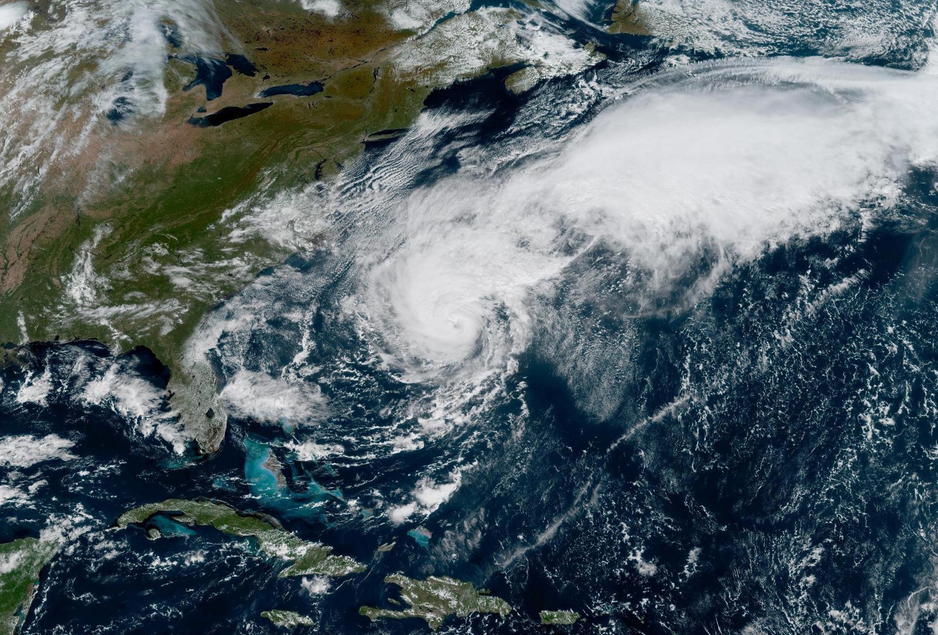 Fotografía satelital cedida por la Oficina Nacional de Administración Oceánica y Atmosférica de Estados Unidos (NOAA), a través del Centro Nacional de Huracanes (NHC), donde se muestra la localización del huracán Imelda frente a las costas estadounidenses este miércoles, en el Atlántico. EFE/ Noaa-nhc