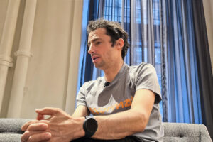 Fotografía de Guillermo Garrido Serrano, en la que puede verse en una imagen de archivo del 20 de noviembre de 2024 al atleta de montaña Kylian Jornet durante una entrevista. EFE