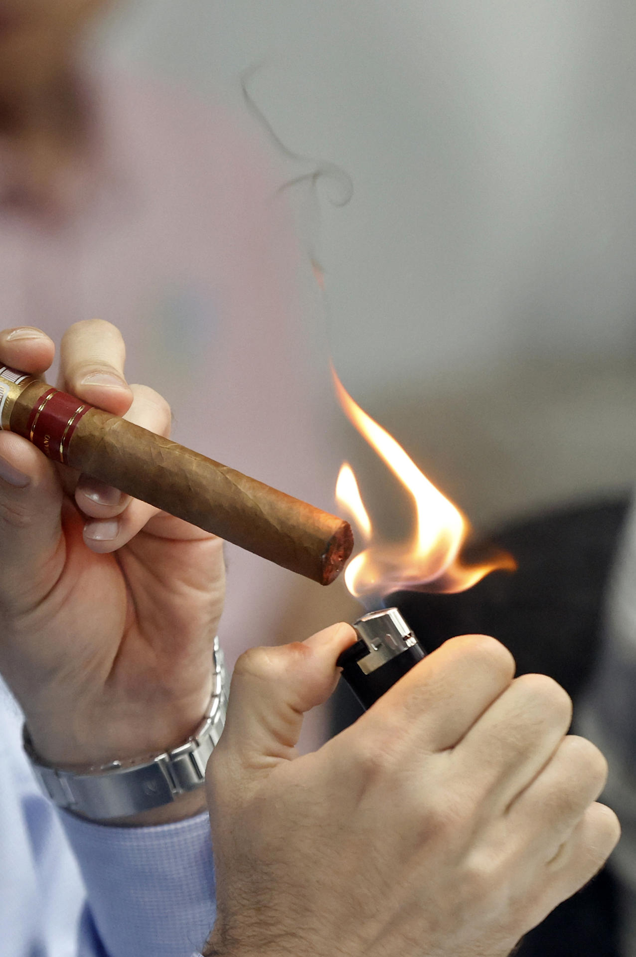 Fotografía de archivo en donde se ve a un hombre mientras enciende un tabaco en La Habana (Cuba).EFE/ Ernesto Mastrascusa