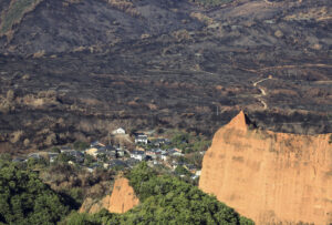 Vista del pueblo de las Médulas afectado por los incendios de este verano. EFE/ Ana F. Barredo.