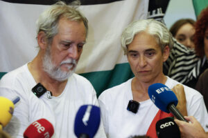 La exalcaldesa de Barcelona Ada Colau, en sus primeras declaraciones al llegar al Aeropuerto de Barcelona-El Prat, junto al concejal barcelonés de ERC Jordi Coronas, tras ser liberados por Israel. EFE/Toni Albir