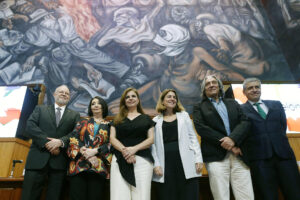 Desde la izquierda: el presidente de la FIL, Trinidad Padilla; la directora general de la FIL, Marisol Schulz; la rectora de la Universidad de Guadalajara, Karla Planter; la curadora en jefe de la presencial de Barcelona en la FIL, Anna Guitart; el concejal de cultura e industrias del ayuntamiento de Barcelona, Xavier Marcé, y el presidente del premio FIL, Héctor Raúl Solís, posan al término de una conferencia de prensa en Guadalajara (México). EFE/ Francisco Guasco