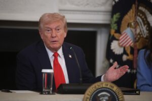 El presidente de Estados Unidos, Donald Trump, al intervenir este miércoles, 8 de octubre, durante una mesa redonda, en la Casa Blanca, en Washington DC (EE.UU.). EFE/Francis Chung/Pool