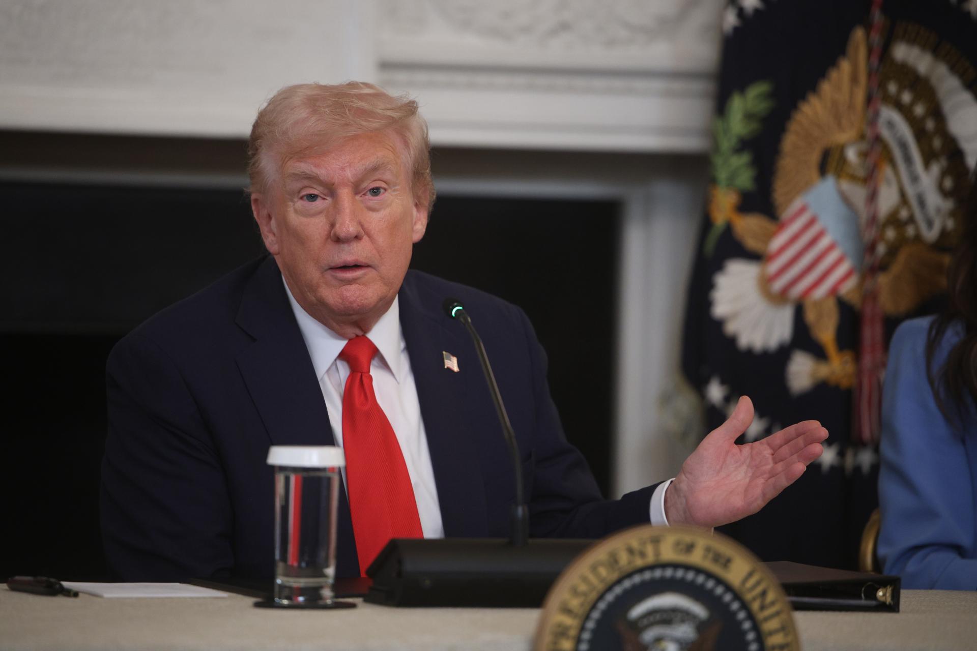 El presidente de Estados Unidos, Donald Trump, al intervenir este miércoles, 8 de octubre, durante una mesa redonda, en la Casa Blanca, en Washington DC (EE.UU.). EFE/Francis Chung/Pool