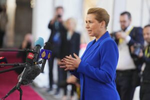 La primera ministra danesa, Mette Frederiksen, habla con los medios de comunicación al llegar al Castillo de Christiansborg en Copenhague, Dinamarca, el 1 de octubre de 2025, para una reunión informal de los jefes de estado y de gobierno de la UE. (Dinamarca, Copenhague) 
EFE/EPA/THOMAS TRAASDAHL DENMARK OUT