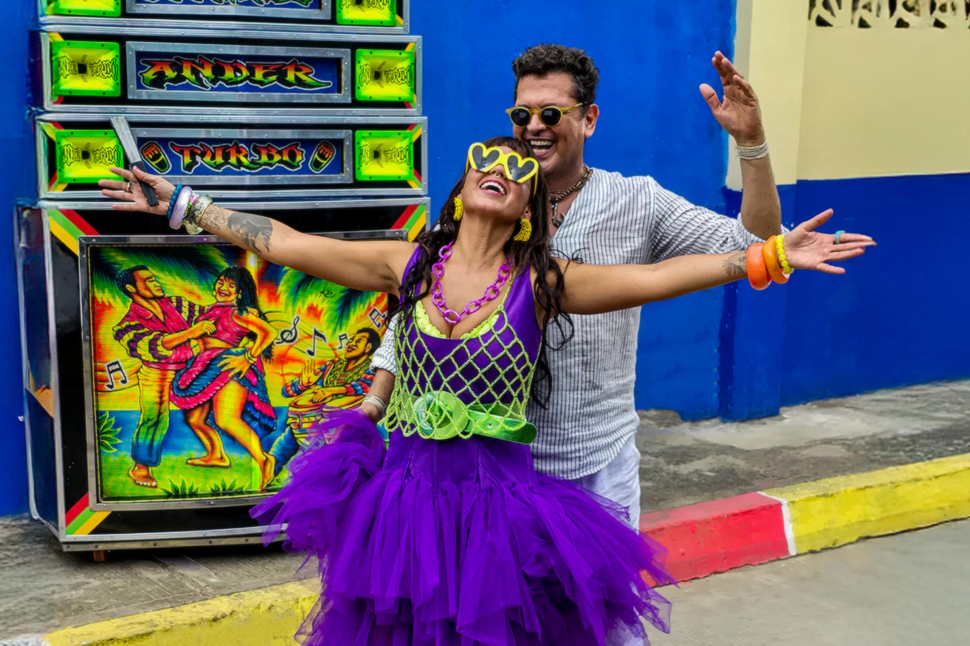 Fotografía sin fechar cedida por Sony Music Colombia que muestra a los artistas colombianos Carlos Vives (d) y la vocalista de Bomba Estéreo Li Saumet posando en Santa Marta (Colombia). EFE/ Sony Music Colombia