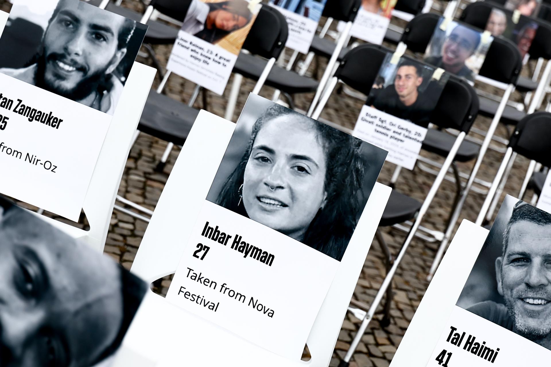 Durante una vigilia conmemorativa en conmemoración del segundo aniversario del ataque de Hamás contra Israel, frente a la Puerta de Brandeburgo en Berlín, Alemania, el 7 de octubre de 2025. Más de 1000 sillas con fotografías de víctimas israelíes y rehenes se instalaron en un monumento organizado por la Unión de Estudiantes Judíos de Alemania para recordar a las víctimas del ataque de Hamás. El 7 de octubre se cumplen dos años desde que el grupo militante palestino Hamás lanzó un ataque sorpresa contra Israel, tomando decenas de rehenes y matando a casi 1200 personas. En respuesta, Israel inició su guerra contra Gaza, que ha matado a más de 66 000 personas, desplazado a millones y devastado el enclave palestino. (Protestas, Alemania) EFE/EPA/FILIP SINGER
