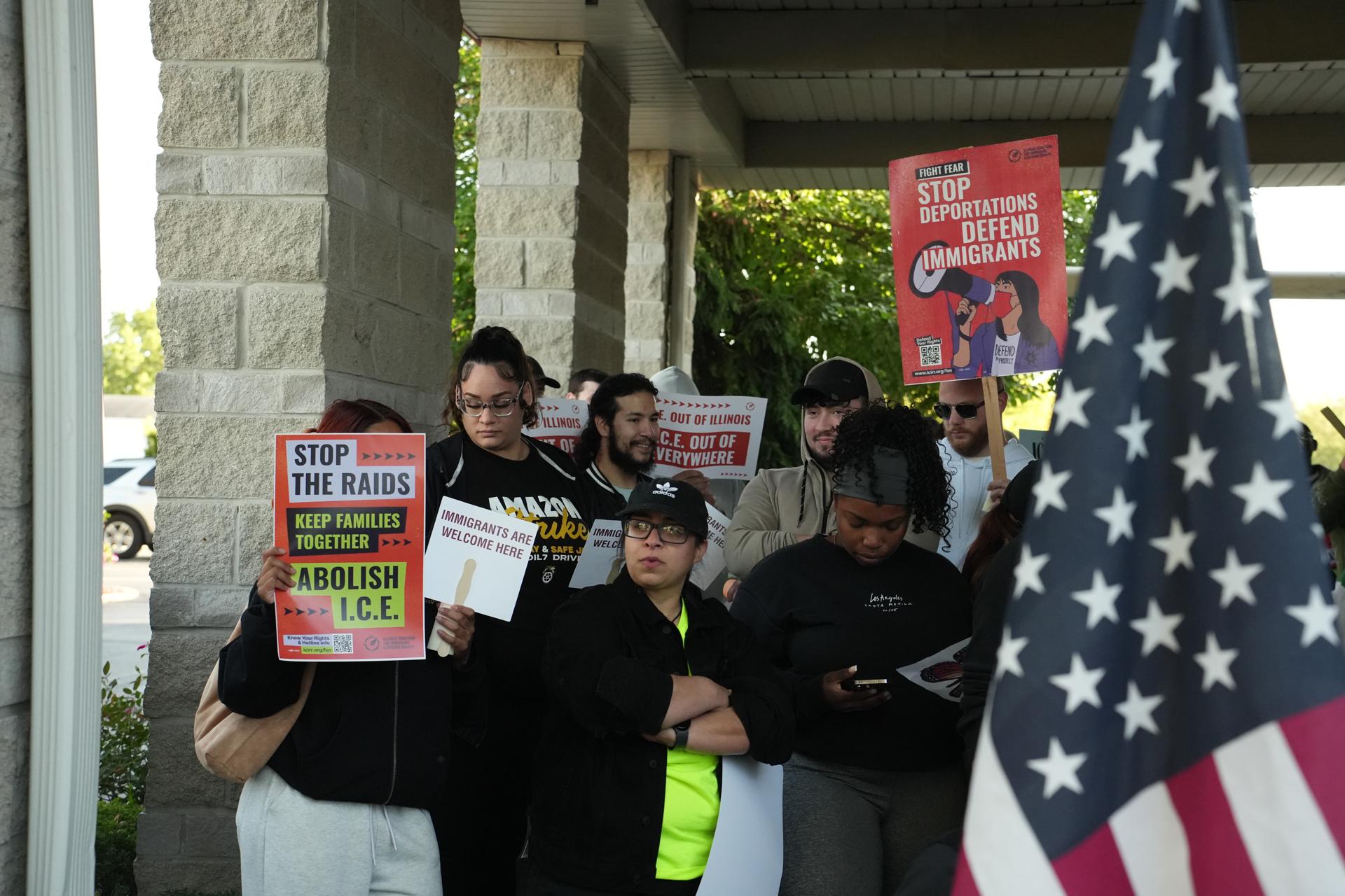 Defensores comunitarios de la Red de Respuesta Rápida del Condado de Will, funcionarios electos y líderes comunitarios, participan de una rueda de prensa este 9 de octubre de 2025, en Joliet (EE.UU.). EFE/ Guillermo Azábal