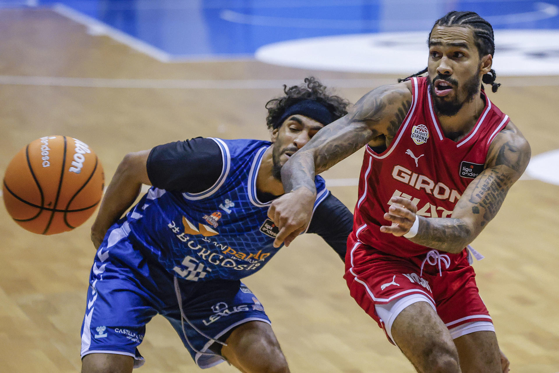 El jugador del Girona, Otis Livingston (d) con el balón ante Jhivvan Jackso, del San Pablo Burgos durante el partido de la jornada 1 de la Liga Endesa que se celebró en el Coliseum Burgos. EFE/ Santi Otero