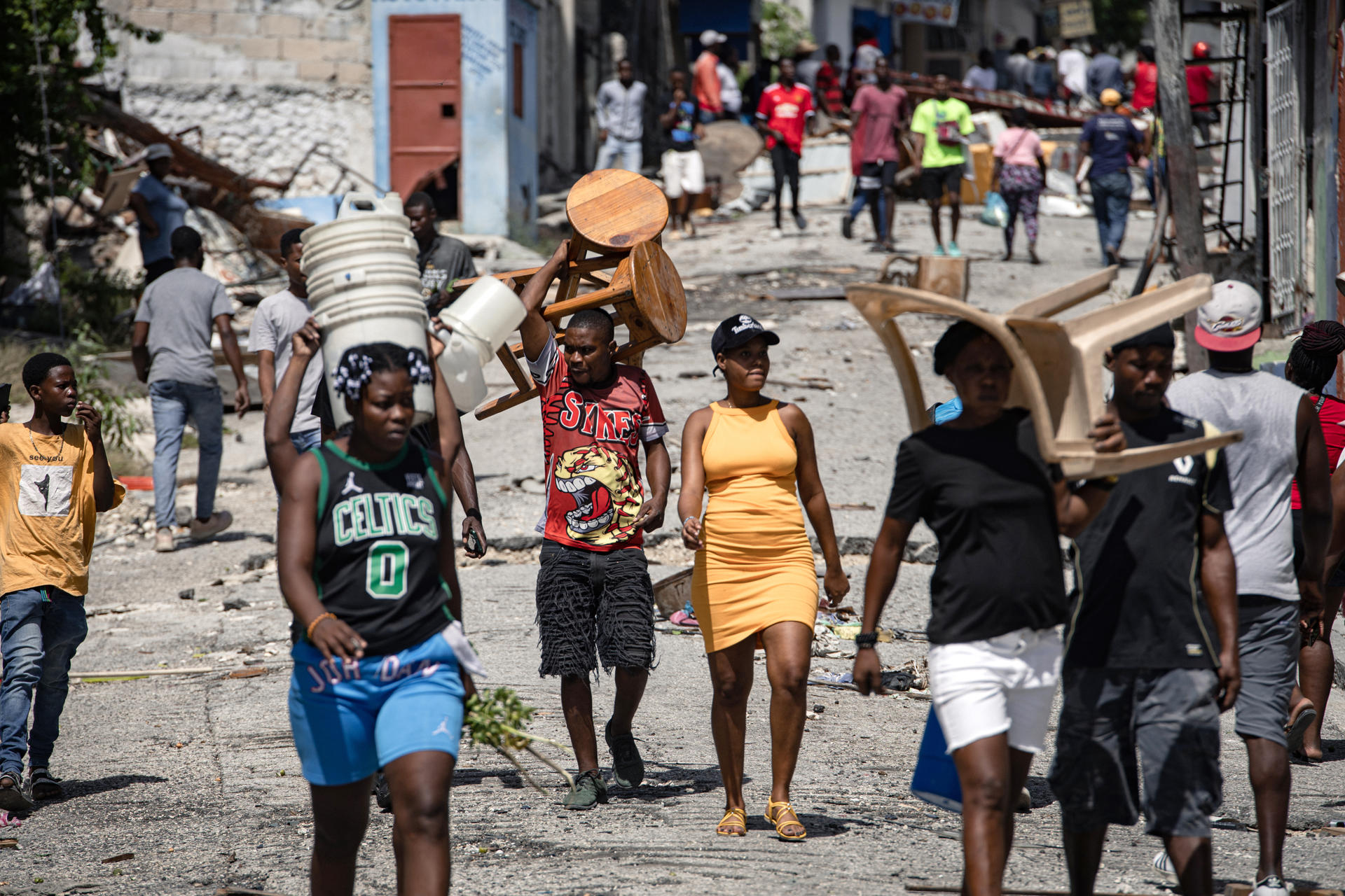 Fotografía de archivo de personas que caminan por el barrio Nazon en Puerto Príncipe (Haití). EFE/ Mentor David Lorens