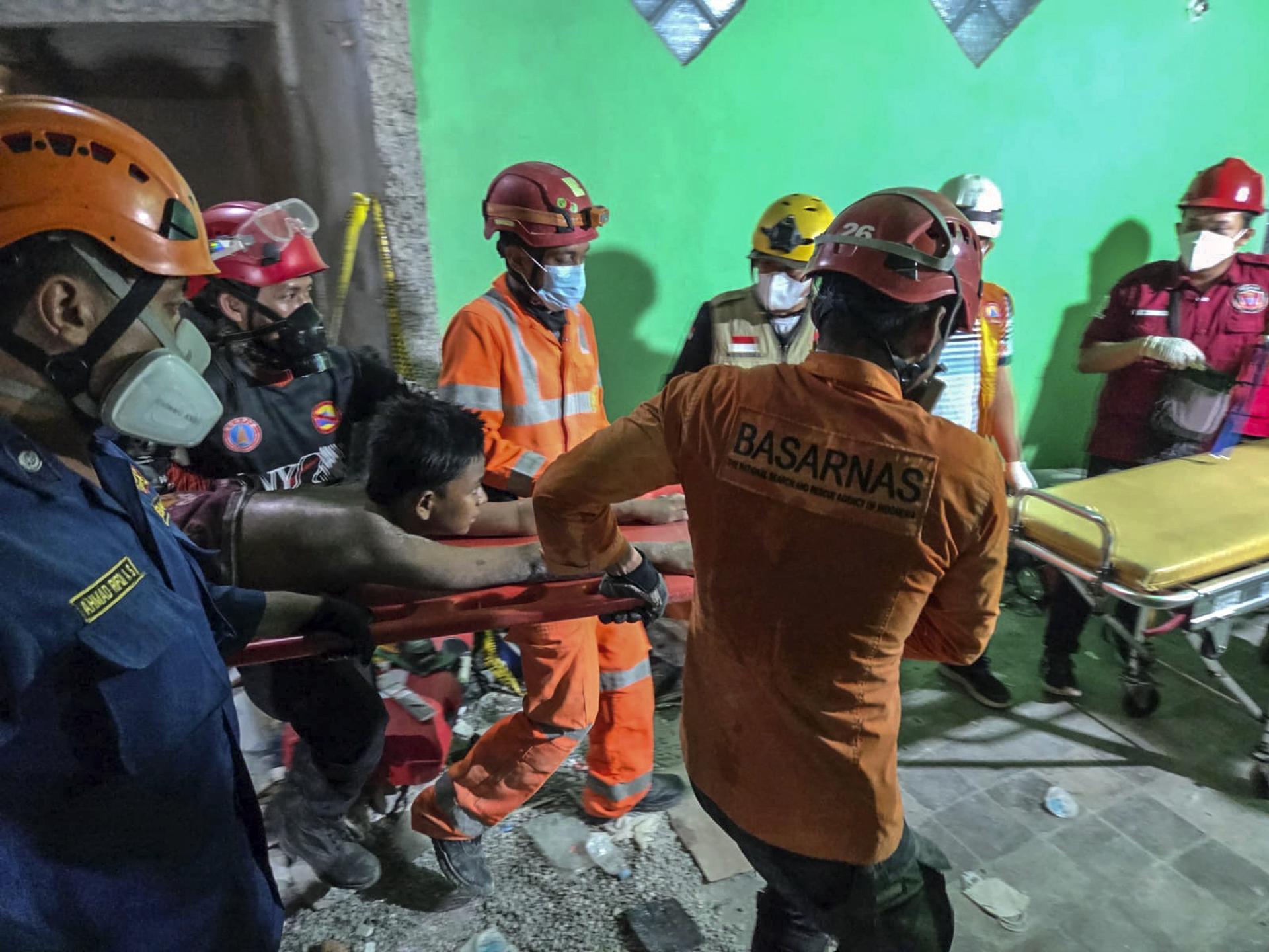 Los equipos de emergencia trasladan a un superviviente del derrumbe de un internado en Indonesia. 
EFE/EPA/BASARNAS / HANDOUT BEST QUALITY AVAILABLEHANDOUT EDITORIAL USE ONLY/NO SALES
