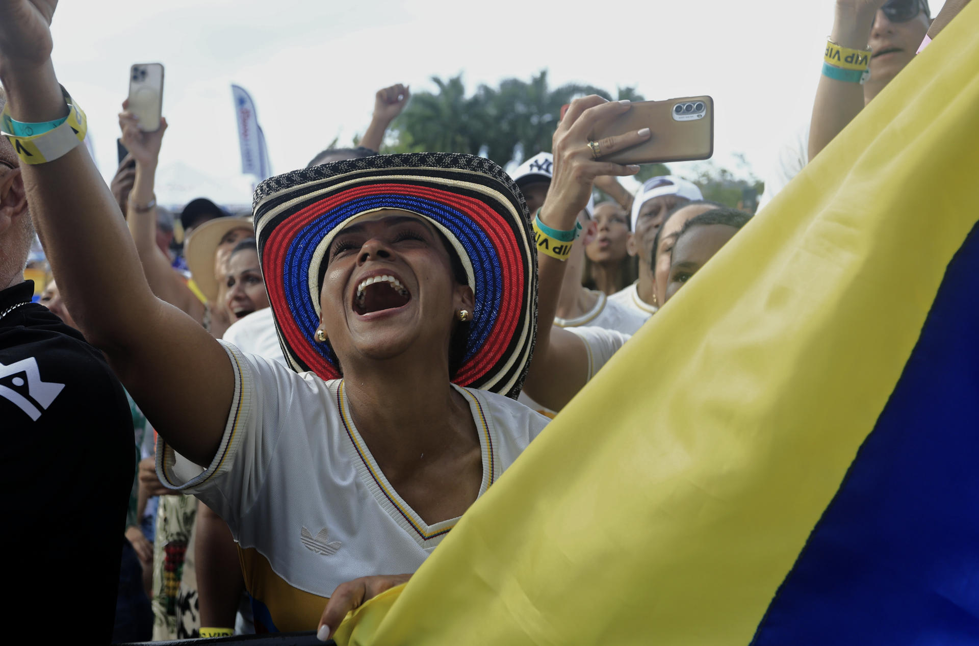 Decenas de asistentes fueron captados este domingo, al asistir a la celebración del Día Nacional de la Salsa 2025, en la Plaza de la Independencia, en San Juan (Puerto Rico). EFE/Thais Llorca