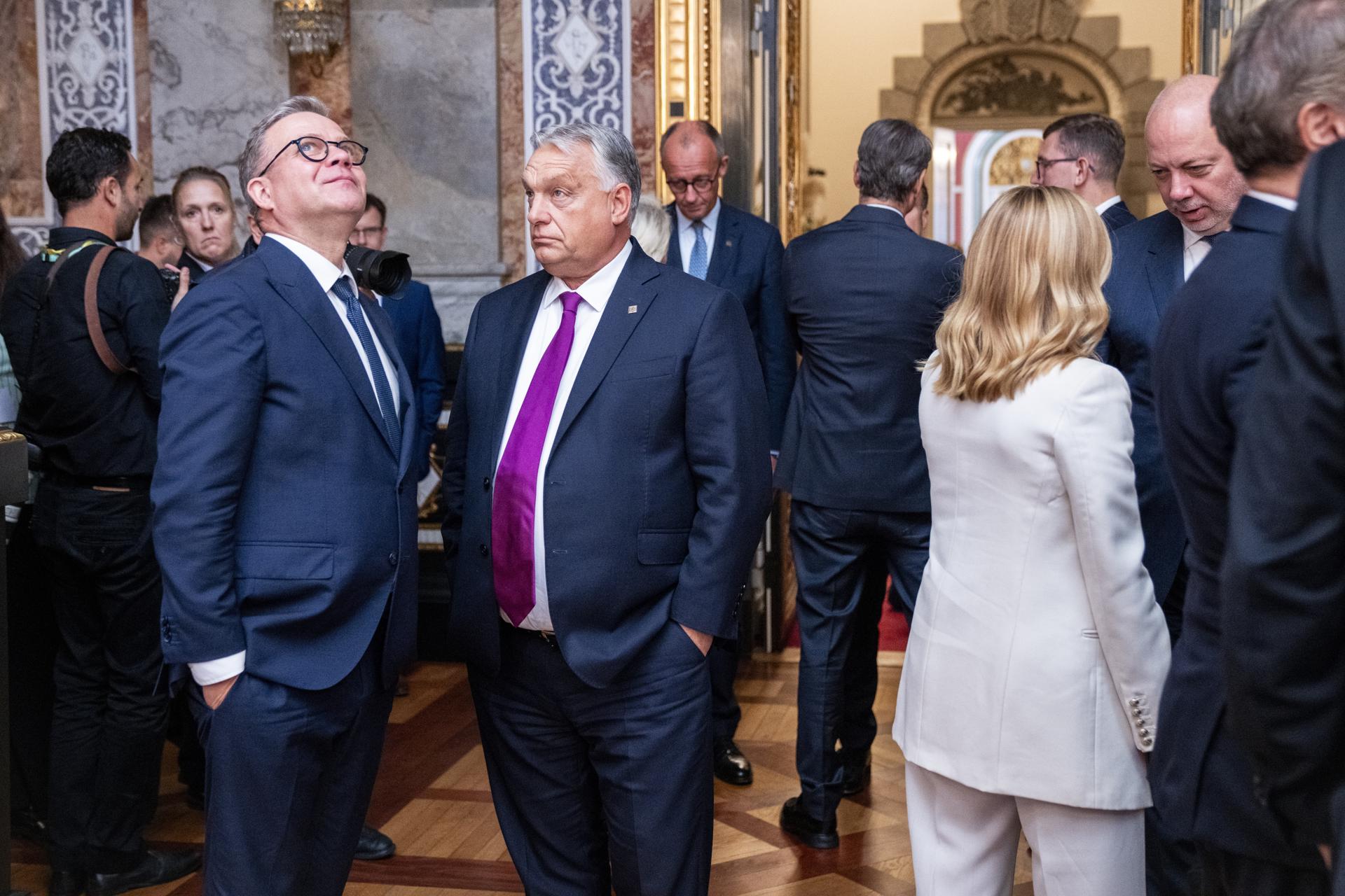 El primer ministro de Finlandia, Petteri Orpo (L) y el primer ministro de Hungría, Viktor Orban (C), asisten a una reunión informal de los jefes de estado y de gobierno de la UE en el Castillo de Christiansborg en Copenhague, Dinamarca, 01 de octubre de 2025. (Dinamarca, Finlandia, Hungría, Copenhague) EFE/EPA/IDA MARIE ODGAARD DENMARK OUT

