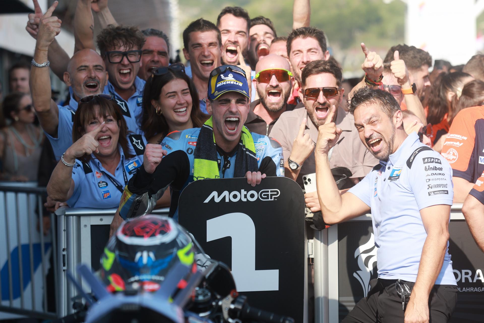 El piloto español de MotoGP Gresini Racing Fermin Aldeguer celebra después de ganar la carrera en el Gran Premio de Motociclismo de Indonesia en el Circuito de Mandalika, en Indonesia. EFE/EPA/ADI WEDA
