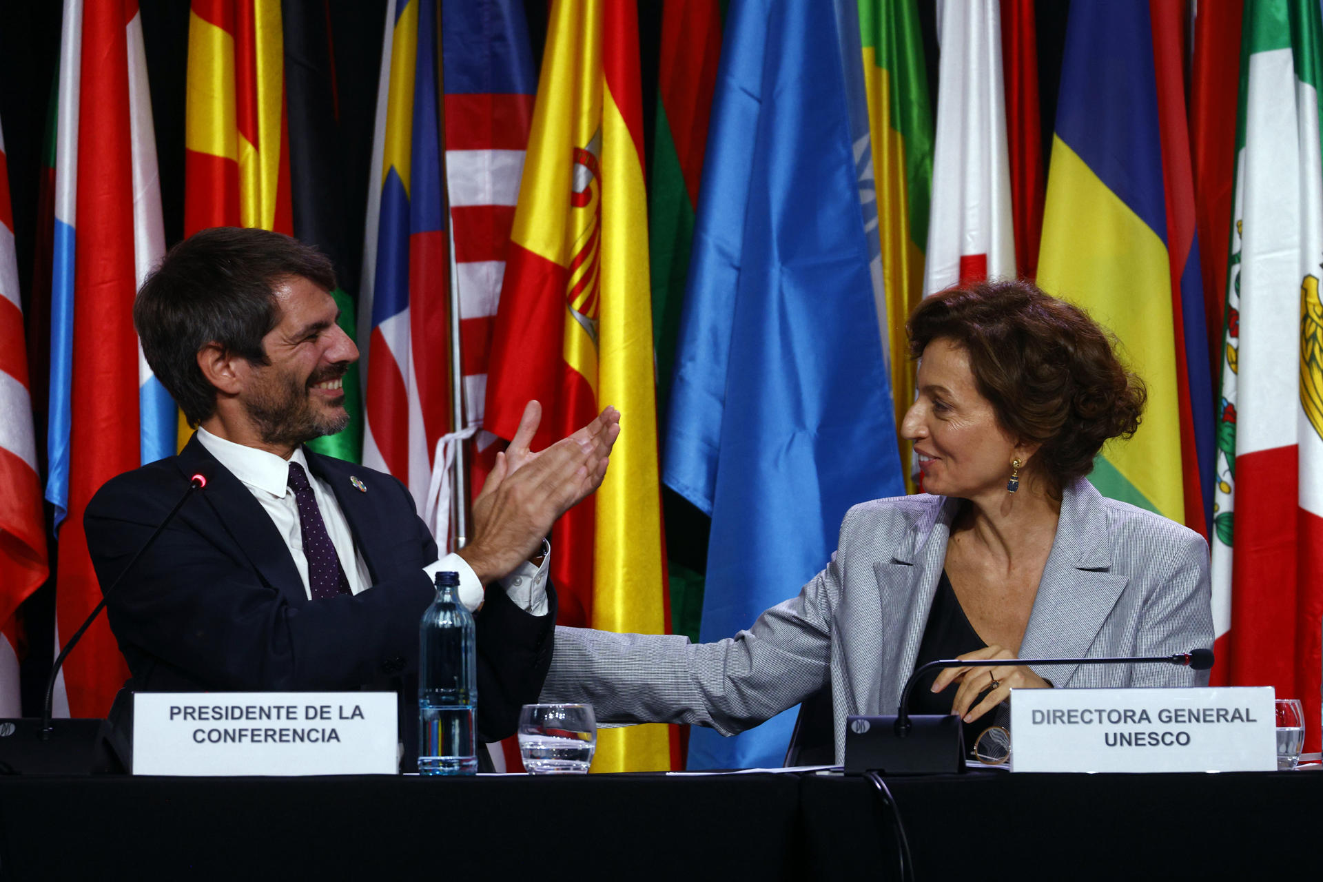 La directora general de la UNESCO, Audrey Azoulay, y el ministro de Cultura de España, Ernest Uratsun, durante la clausura de la conferencia Mondiacult, organizada por la UNESCO, después de tres días de sesiones en Barcelona. EFE/Quique García