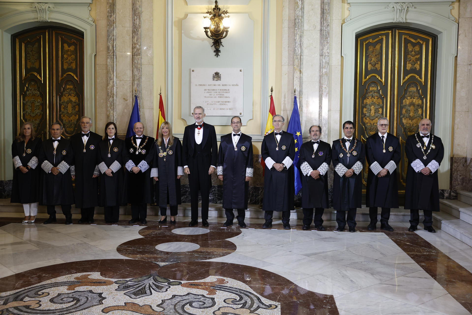 Imagen de archivo (05/09/2025) Los jueces posan con el rey Felipe VI (c) a su llegada al Tribunal Supremo en el tradicional acto de apertura del año judicial. EFE/Chema Moya POOL