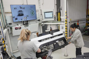Dos trabajadoras manipulan un parachoques este martes, en la factoría de Carrocerías de Renault en Valladolid. De las costureras que hacían a mano los asientos de los coches a utilizar la Inteligencia Artificial para el control de calidad. Así se resume el viaje tecnológico y humano de los 60 años de la factoría de Carrocerías de Renault Group, en Valladolid, inaugurada en 1965. EFE/ Nacho Gallego