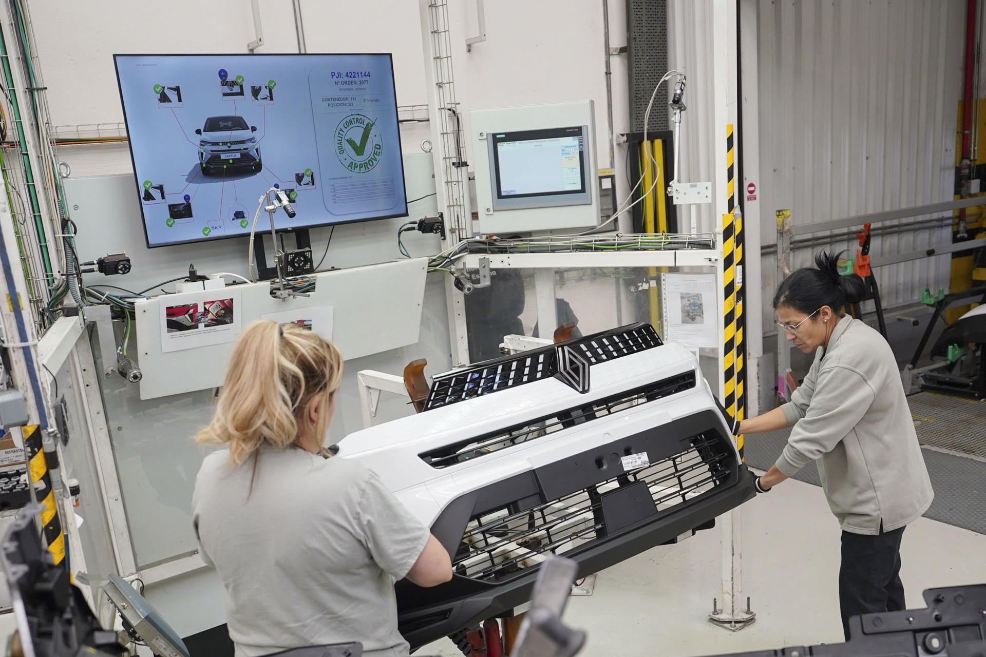 Dos trabajadoras manipulan un parachoques este martes, en la factoría de Carrocerías de Renault en Valladolid. De las costureras que hacían a mano los asientos de los coches a utilizar la Inteligencia Artificial para el control de calidad. Así se resume el viaje tecnológico y humano de los 60 años de la factoría de Carrocerías de Renault Group, en Valladolid, inaugurada en 1965. EFE/ Nacho Gallego