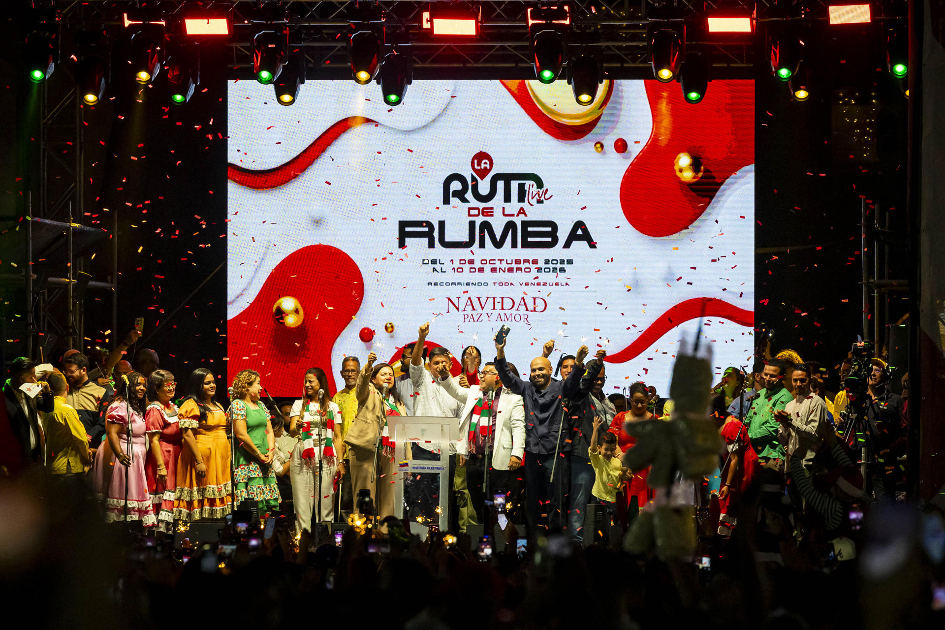 La alcaldesa de Caracas, Carmen Meléndez (c-i), participa en  las fiestas por el inicio de la temporada navideña este miércoles, en Caracas (Venezuela). EFE/Miguel Gutiérrez
