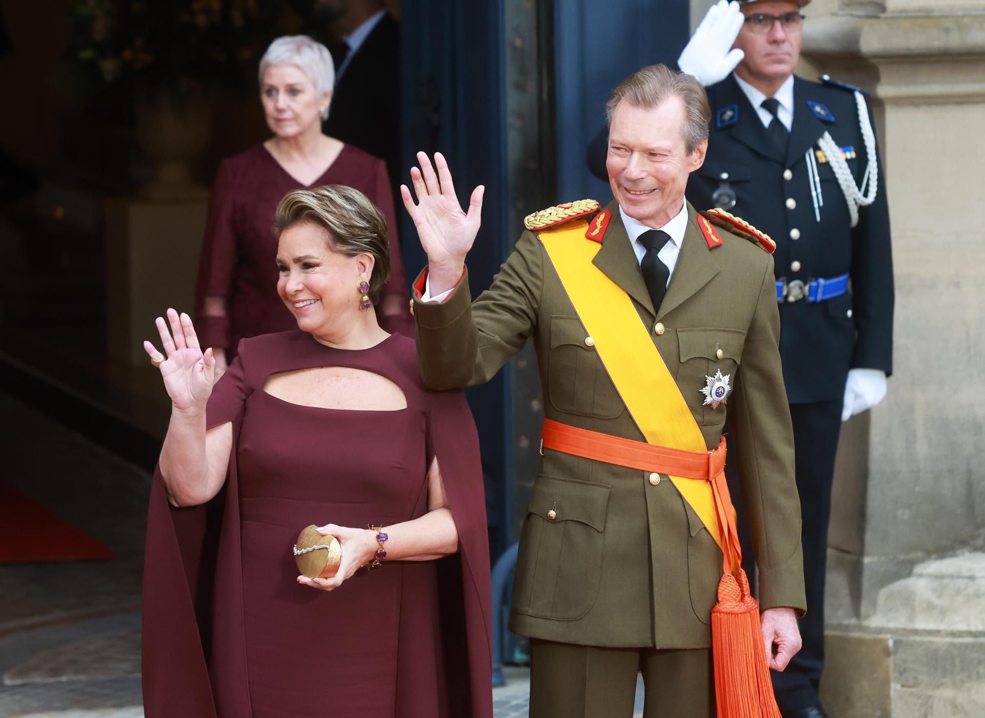 Enrique (d), Gran Duque de Luxemburgo y Maria Teresa (i), Gran Duquesa de Luxemburgo, saludan a su llegada a la ceremonia de abdicación del primero este viernes en el Palacio Gran Ducal en Luxemburgo. EFE/EPA/OLIVIER HOSLET